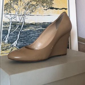 Nude patent wedges